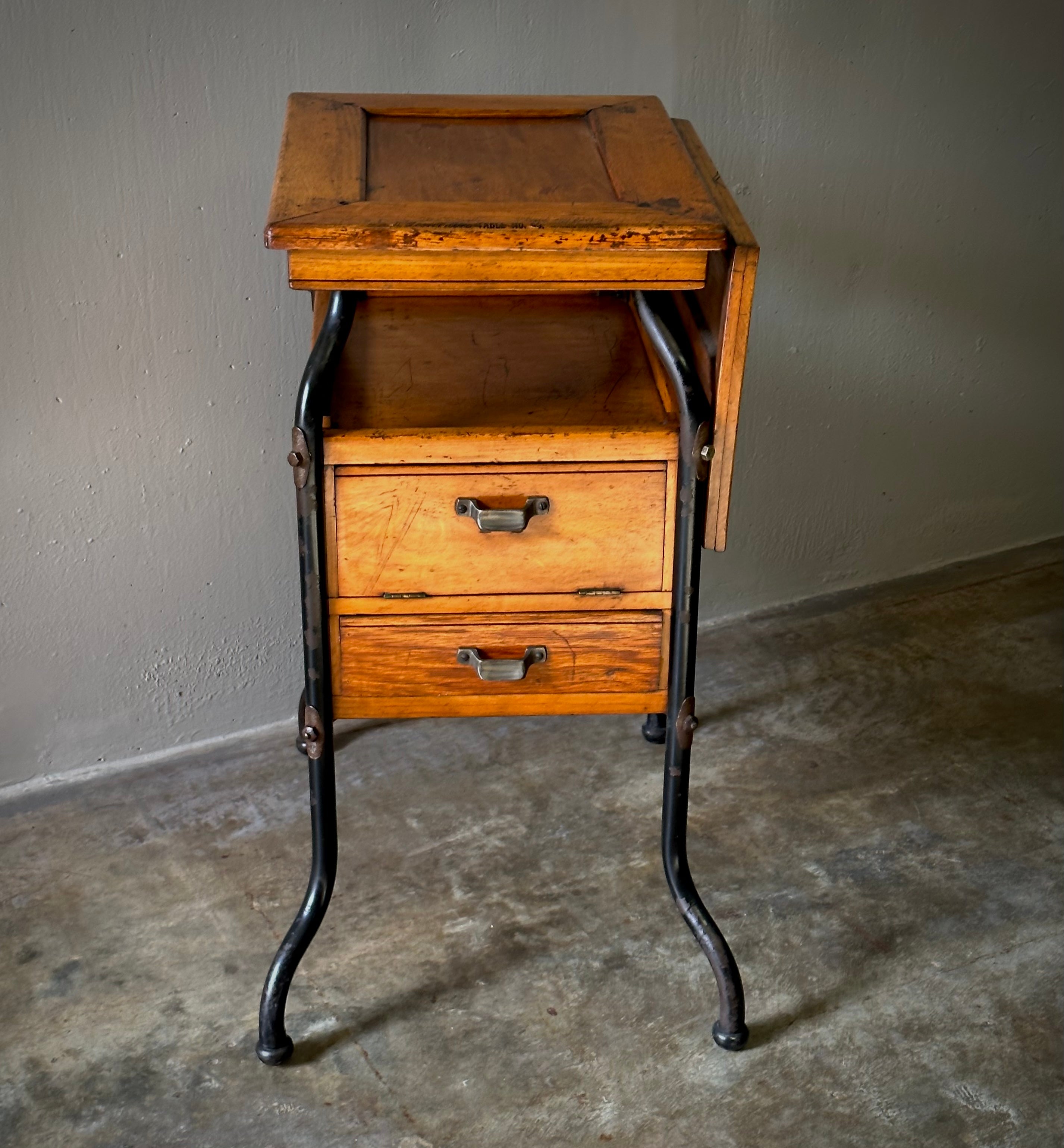 TABLE WITH DRAWERS