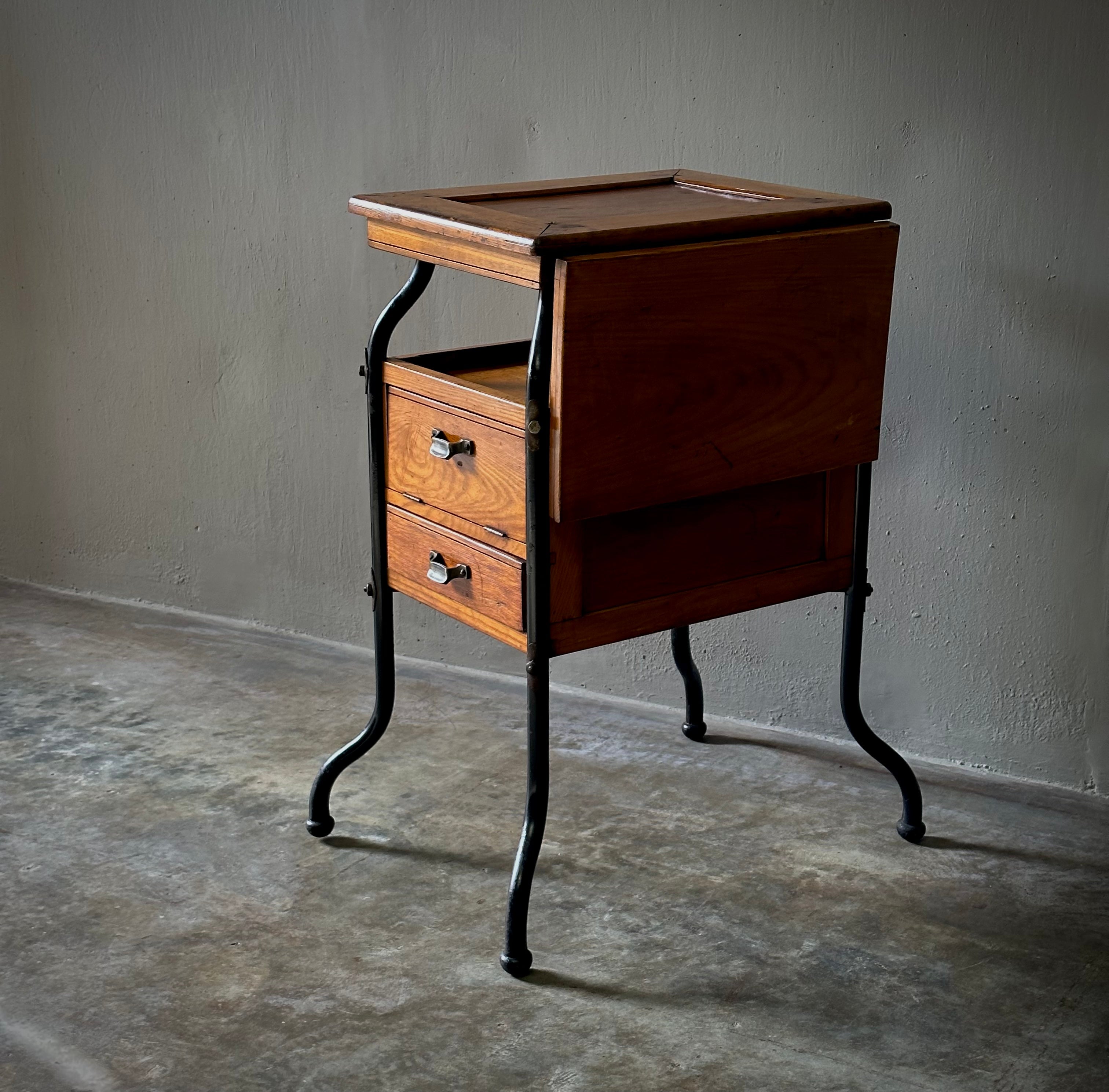 TABLE WITH DRAWERS